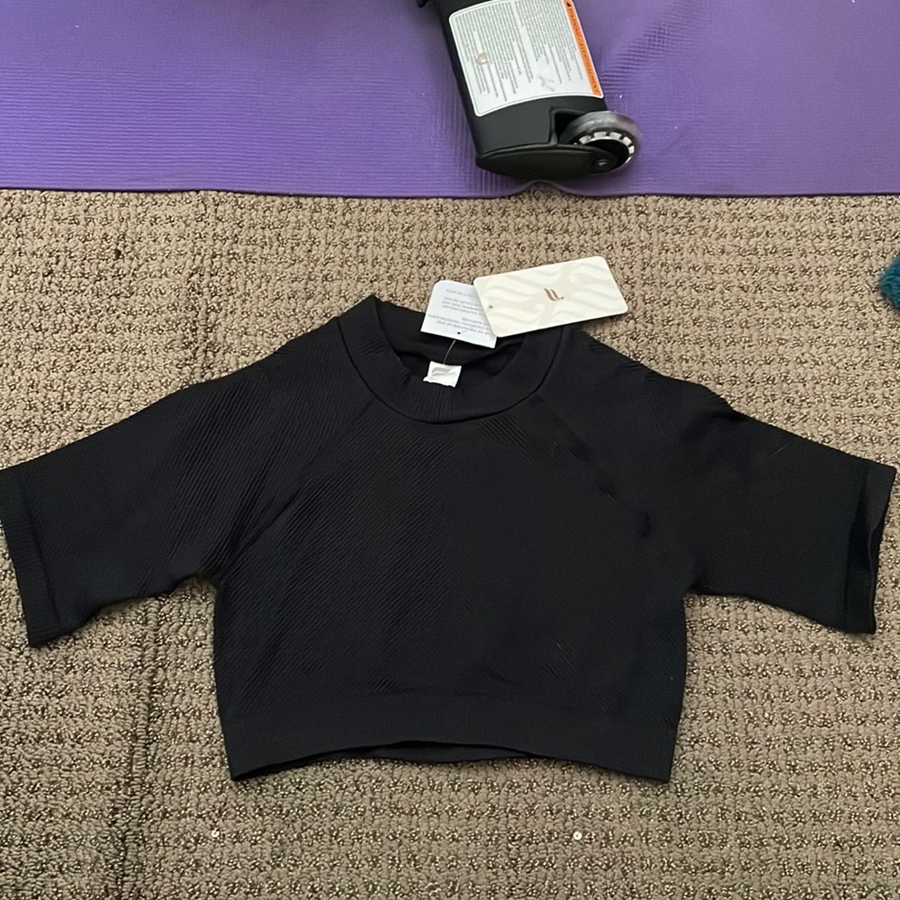 Fabletics Camila seamless black short sleeve ribbed crop top - NWT